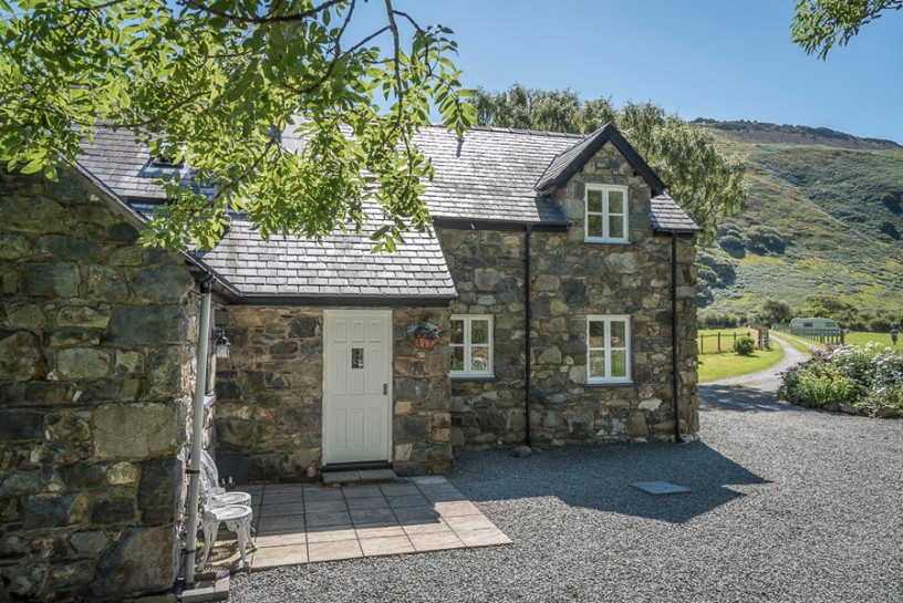 Granar Gynolwyn Self Catering Cottage – Fferm Cedris Farm Campsite